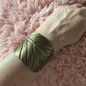 😍Gorgeous Gold Leaf Cuff Bracelet 😍